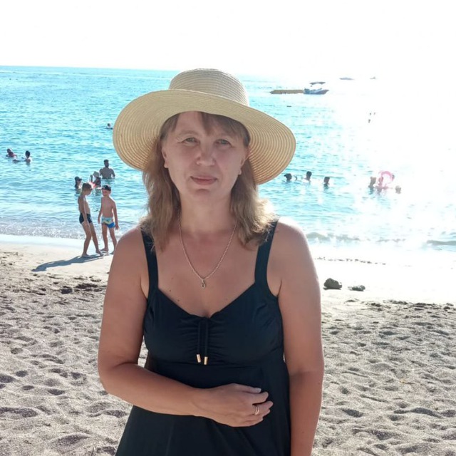Мама на солнечном пляже у моря