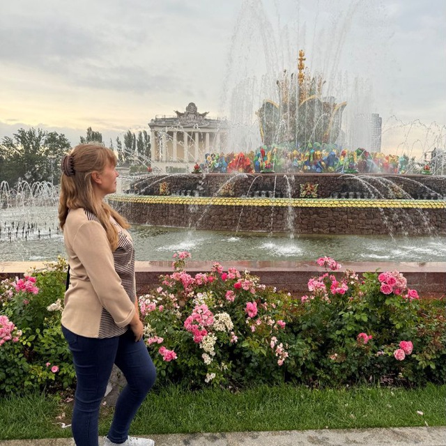 Мама гуляет у большого фонтана